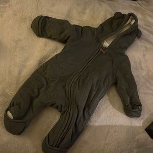 H&M fuzzy baby Jumpsuit size 0-3 months only worn once bought it for 25$